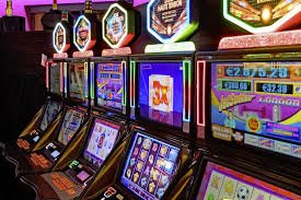 Pengguna memeriksa privasi akun di ponsel